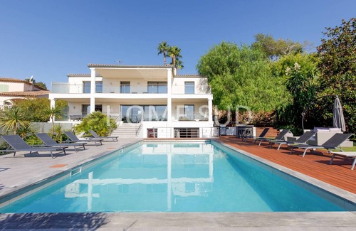 Antibes House | Beautiful villa with pool and sea view in Antibes