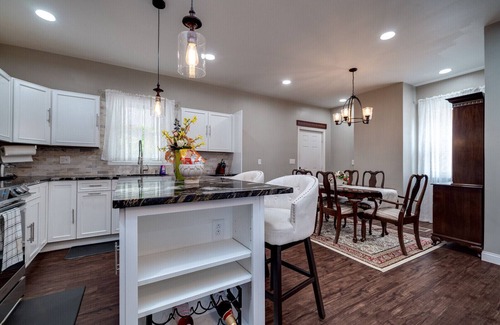 Dayton House | Beautiful Walnut Home 4bed/bathrooms with Private Parking