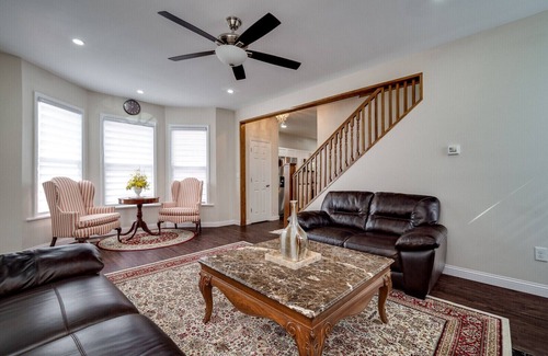Dayton House | Beautiful Walnut Home 4bed/bathrooms with Private Parking