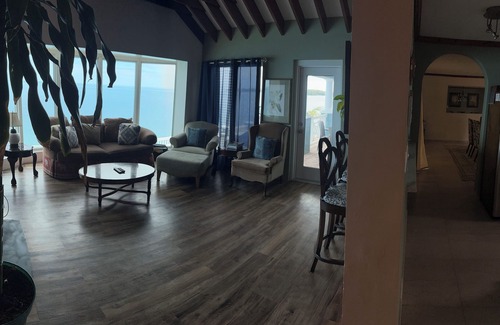 Devonshire House | Beautiful Water Front Property - Snorkel, Fish, or RELAX in the BEST LOCATION!