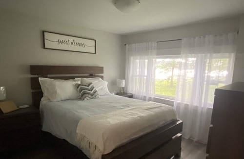 Quinte West House | Beautiful Waterfront Cottage