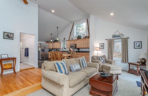 Acworth House | Beautiful Waterfront , four season home on charming Crescent Lake!