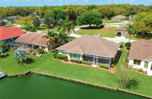 Nichols House | Beautiful Waterfront House for the Family
