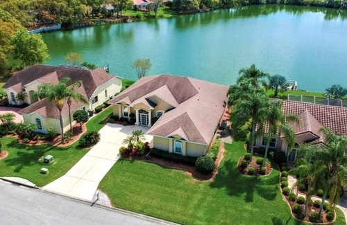 Nichols House | Beautiful Waterfront House for the Family