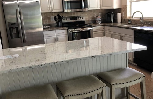 Biggar House | Beautiful Waterfront Paradise. 10 miles to the beach!