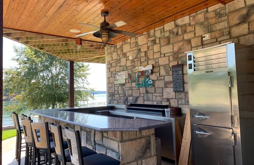 Seneca House | Beautiful Waterfront Retreat on Lake Keowee W/Clemson game day parking pass