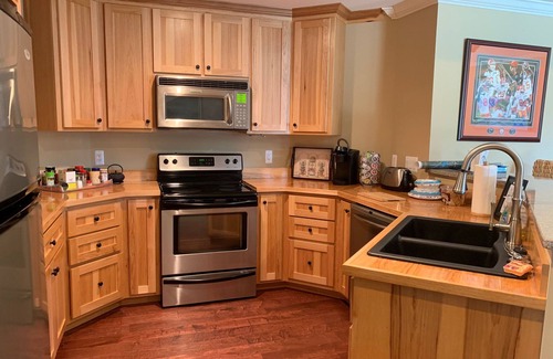 Seneca House | Beautiful Waterfront Retreat on Lake Keowee W/Clemson game day parking pass