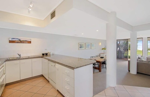 Mulwala House | Beautiful waterfront townhouse on Lake Mulwala with a tropical feel.