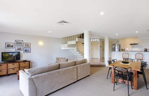Mulwala House | Beautiful waterfront townhouse on Lake Mulwala with a tropical feel.