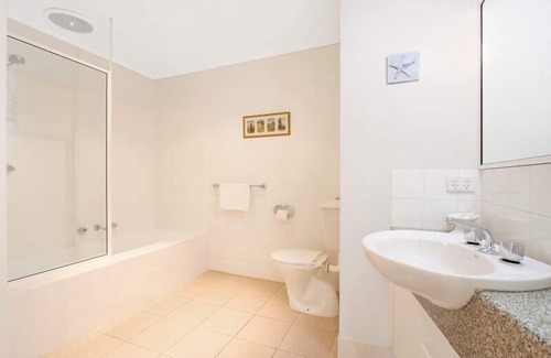 Mulwala House | Beautiful waterfront townhouse on Lake Mulwala with a tropical feel.