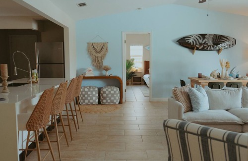 Lauderhill House | Beautiful Waterfront Family Getaway with a Pool