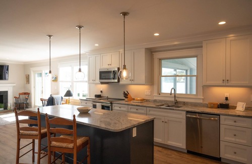 Portsmouth House | Beautiful Waterfront Home, Beach and Dock