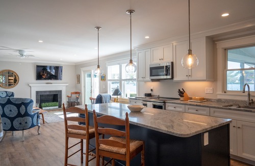 Portsmouth House | Beautiful Waterfront Home, Beach and Dock