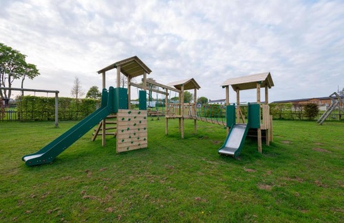 Grampound House | Beautiful Willow Lodge 67-4-6 persons-Private Hot Tub-Pet Friendly-Tranquil holiday away from it all yet not far to St Austell-The Holiday Home has two bedrooms, living & dining area, equipped kitchen -Decking-Al Fresco dining-Fishing lakes-Pet friendly