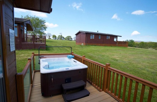 Grampound House | Beautiful Willow Lodge 67-4-6 persons-Private Hot Tub-Pet Friendly-Tranquil holiday away from it all yet not far to St Austell-The Holiday Home has two bedrooms, living & dining area, equipped kitchen -Decking-Al Fresco dining-Fishing lakes-Pet friendly