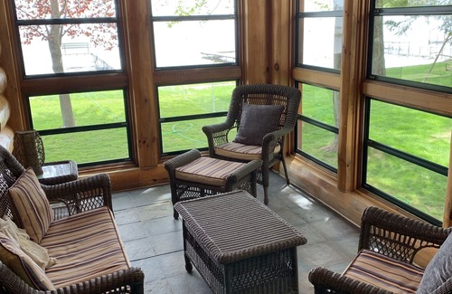 Shawano House | Beautiful Wisconsin Lake-front Log Home (sleeps 6-8)
