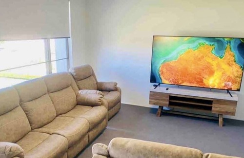 Yalyalup House | Beautifully appointed, large modern 5-bedroom home
