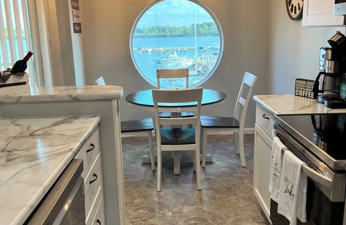 Port Clinton Condo | Beautifully Decorated Condo with a waterfront view - 5 min from Jet Express! nn