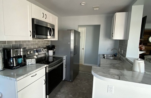Port Clinton Condo | Beautifully Decorated Condo with a waterfront view - 5 min from Jet Express! nn