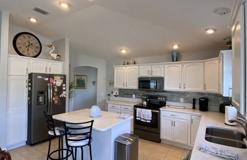 Duval House | Beautifully Decorated Sm Dog Friendly Villa w/BBQ, BICYCLES & WiFi!