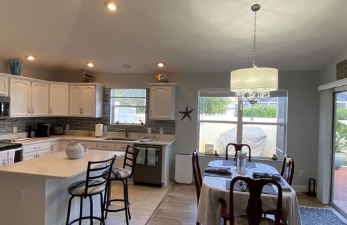 Duval House | Beautifully Decorated Sm Dog Friendly Villa w/BBQ, BICYCLES & WiFi!