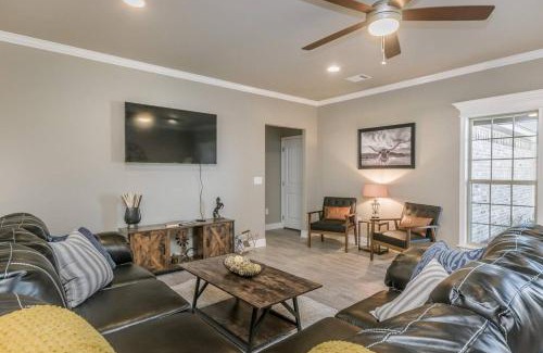 Canyon House | Beautifully Decorated New Home, King Bed, Washer/Dryer & Fully Stocked Kitchen