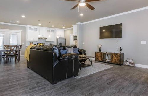 Canyon House | Beautifully Decorated New Home, King Bed, Washer/Dryer & Fully Stocked Kitchen