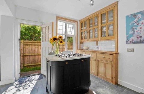 Worthing House | Beautifully Furnished Home - 5 Minutes to the Sea!