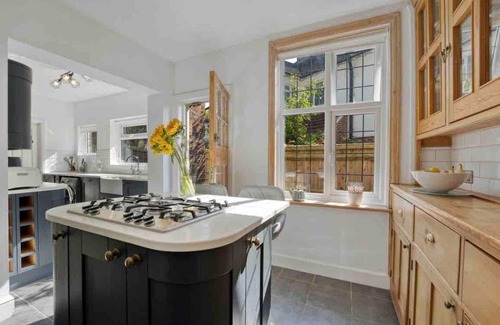 Worthing House | Beautifully Furnished Home - 5 Minutes to the Sea!