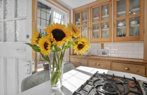 Worthing House | Beautifully Furnished Home - 5 Minutes to the Sea!