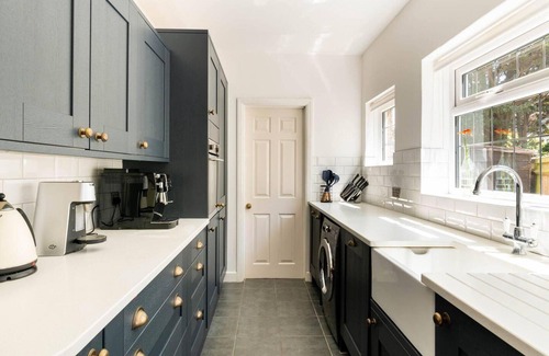 Worthing House | Beautifully Furnished Home - 5 Minutes to the Sea!