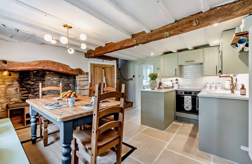 Stow-on-the-Wold Cottage | Beautifully presented dog friendly holiday cottage in the Cotswolds with a courtyard garden - Heath