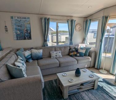 Holworth House | Beautifully presented beachcomber holiday home sited on the Durdle Door holiday park within a few minutes walk from the path that leads to the famous Durdle Door arch and Lulworth cove