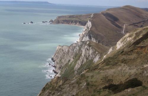 Holworth House | Beautifully presented beachcomber holiday home sited on the Durdle Door holiday park within a few minutes walk from the path that leads to the famous Durdle Door arch and Lulworth cove