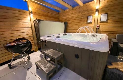 Rhyd-y-clafdy House | Beautifully Presented 5 BR House with Hot Tub
