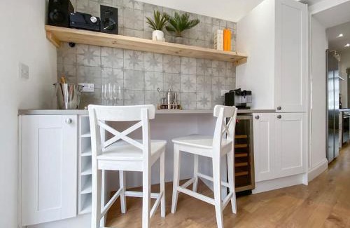 Rhyd-y-clafdy House | Beautifully Presented 5 BR House with Hot Tub
