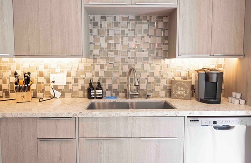 Sherman Oaks Villa | Beautifully Remodeled 4BR Home-Outdoor Dining BBQ