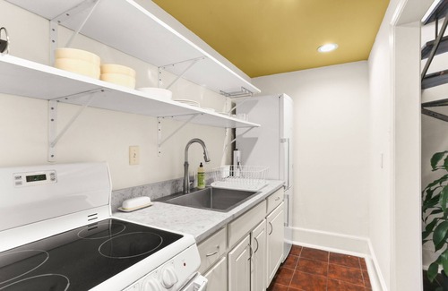 French Quarter House | Beautifully Remodeled French Quarter Townhome w Pool Courtyard WD. Close to CBD!