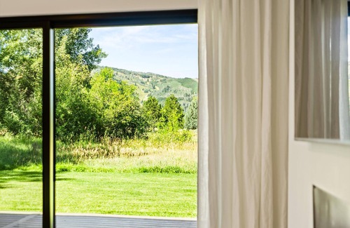 Aspen House | Beautifully remodeled house with mountain and golf course views