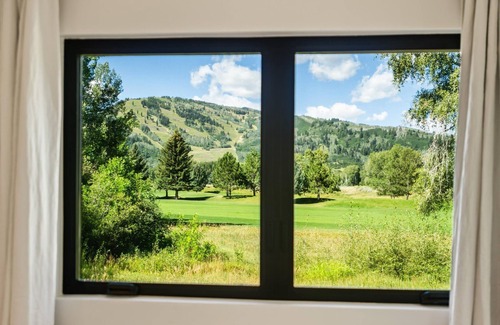 Aspen House | Beautifully remodeled house with mountain and golf course views