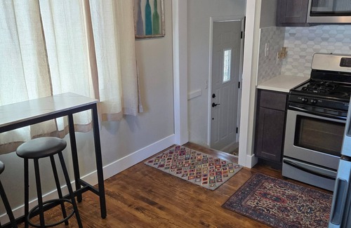 Muskegon House | Beautifully remodeled 2 bedroom house in Glenside, close to beach.