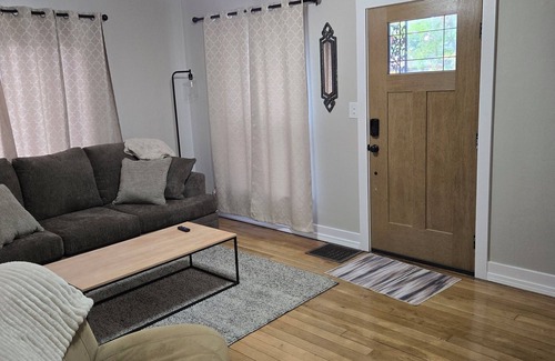 Muskegon House | Beautifully remodeled 2 bedroom house in Glenside, close to beach.