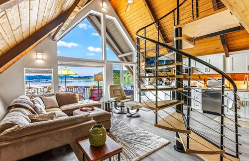 Agate Ski Chalet | Beautifully Remodeled Beach Front A-Frame