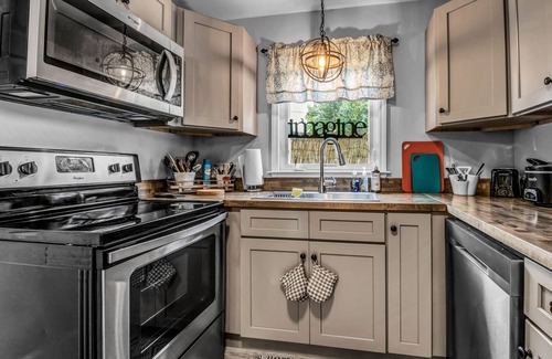 North Tonawanda Cottage | Beautifully renovated carriage house, walking distance to downtown