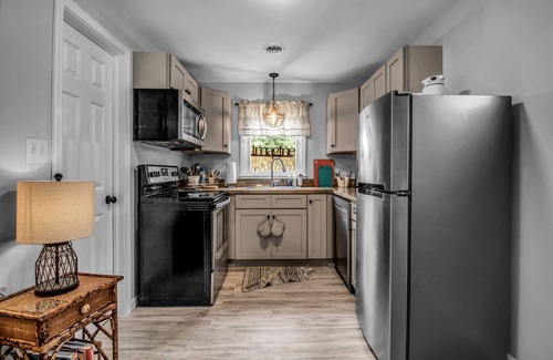 North Tonawanda Cottage | Beautifully renovated carriage house, walking distance to downtown