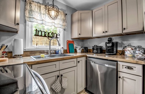 North Tonawanda Cottage | Beautifully renovated carriage house, walking distance to downtown