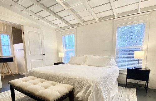 Benton City Cottage | Beautifully renovated Cottage at the entrance of Red Mountain near 14 wineries.