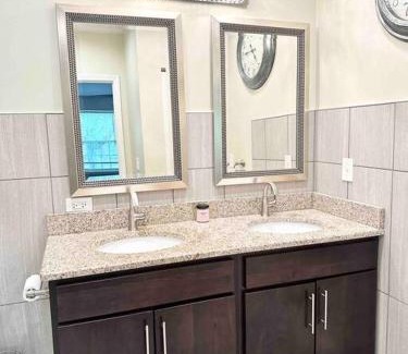 Grand Boulevard House | Beautifully Renovated House 10 mins from Downtown