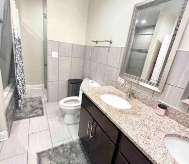 Grand Boulevard House | Beautifully Renovated House 10 mins from Downtown