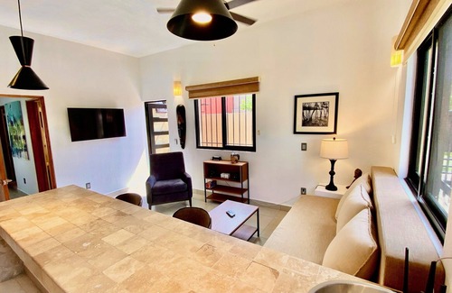 San Antonio Tlayacapan House | Beautifully Renovated Private 1 Bedroom Guesthouse - Walk to everything.